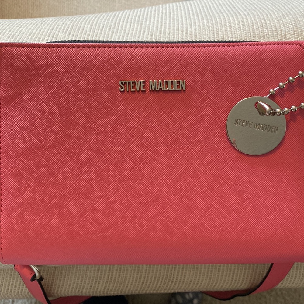 STEVE MADDEN adorable raspberry crossbody bag